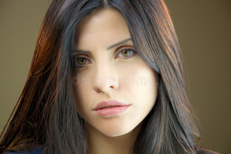 Zbliżenie pięknej brunetki kobiety przyglądająca kamera zdjęcia royalty free