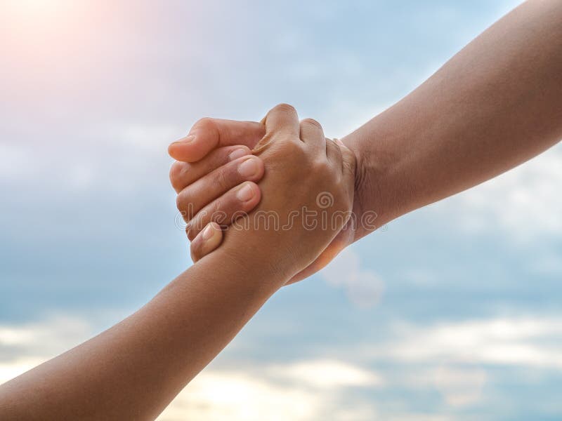 Zbliżenie pomocne dłonie na nieba tle Ratowniczy Cence & pomocy