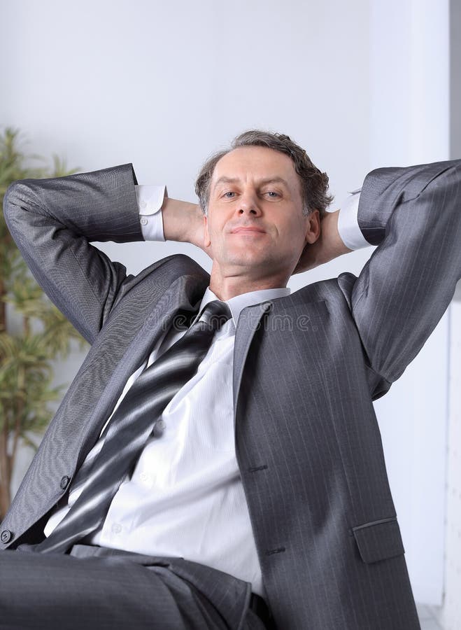 zbliżenie pomyślny biznesmena relaxarea obsiadanie za biurkiem obrazy stock zbliżenie pomyślny biznesmena relaxarea obsiadanie za biurkiem obrazy stock