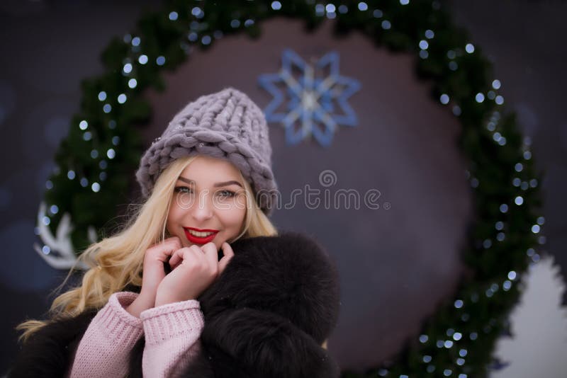 Zbliżenie portret jest ubranym trykotowego kapelusz urocza młoda kobieta i zdjęcia stock