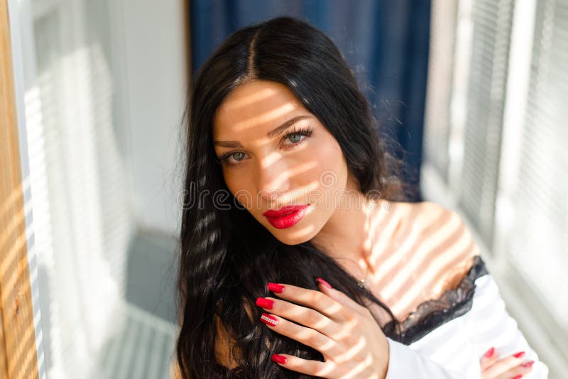 Zbliżenie portret na niebieskie oko brunetki seksownej dziewczyny pięknej młodej kobiecie sensually patrzeje kamerę z czerwoną po fotografia royalty free Zbliżenie portret na niebieskie oko brunetki seksownej dziewczyny pięknej młodej kobiecie sensually patrzeje kamerę z czerwoną po fotografia royalty free