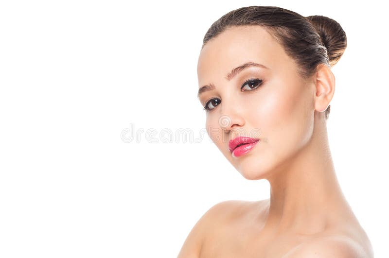Zbliżenie portret piękna młoda kobieta z brown włosy Ładna wzorcowa dziewczyna z perfect świeżą czystą skórą piękna i eco cosme zdjęcie stock Zbliżenie portret piękna młoda kobieta z brown włosy Ładna wzorcowa dziewczyna z perfect świeżą czystą skórą piękna i eco cosme zdjęcie stock