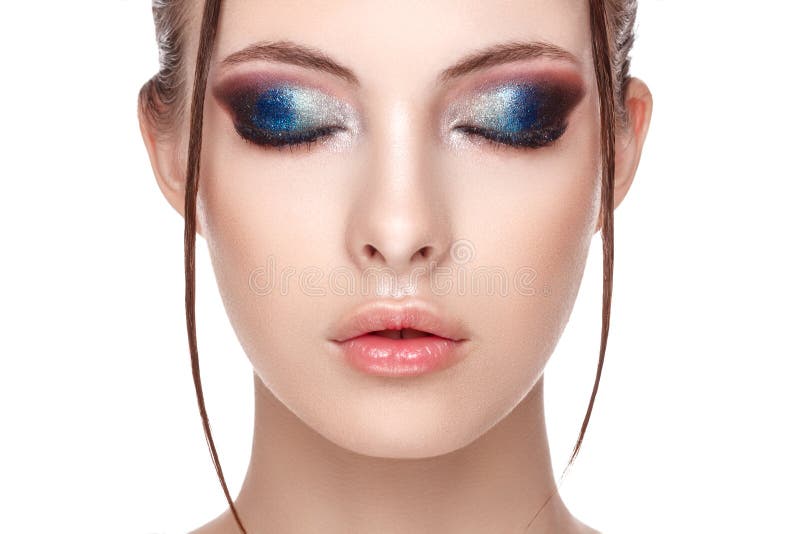 Zbliżenie portret piękni potomstwa modeluje z pięknym wspaniałym makeup mokrym skutkiem na jej twarzy i ciałem, oczy zamykający, obrazy stock Zbliżenie portret piękni potomstwa modeluje z pięknym wspaniałym makeup mokrym skutkiem na jej twarzy i ciałem, oczy zamykający, obrazy stock