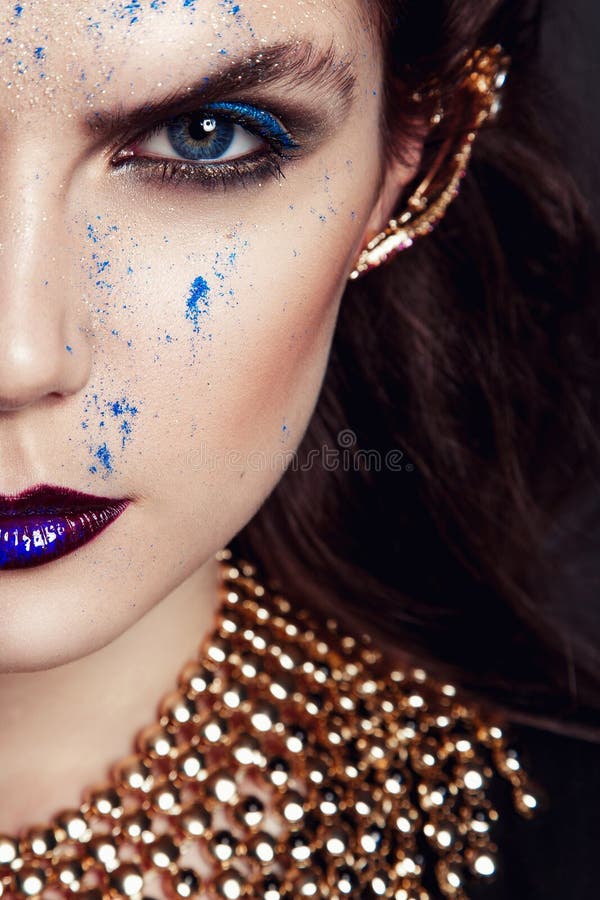 Zbliżenie portret z głębokim niebieskim okiem, kreatywnie makeup obraz stock Zbliżenie portret z głębokim niebieskim okiem, kreatywnie makeup obraz stock