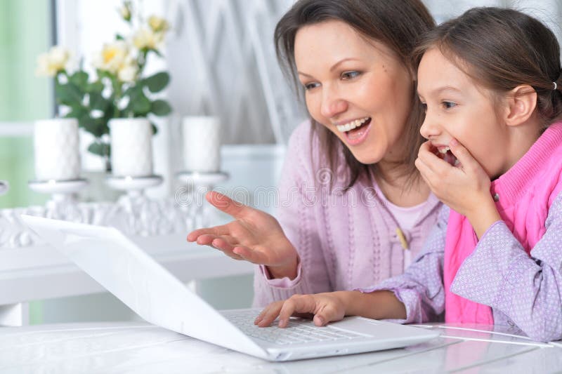 Zbliżenie portretu matki z córką za pomocą laptopa obraz stock