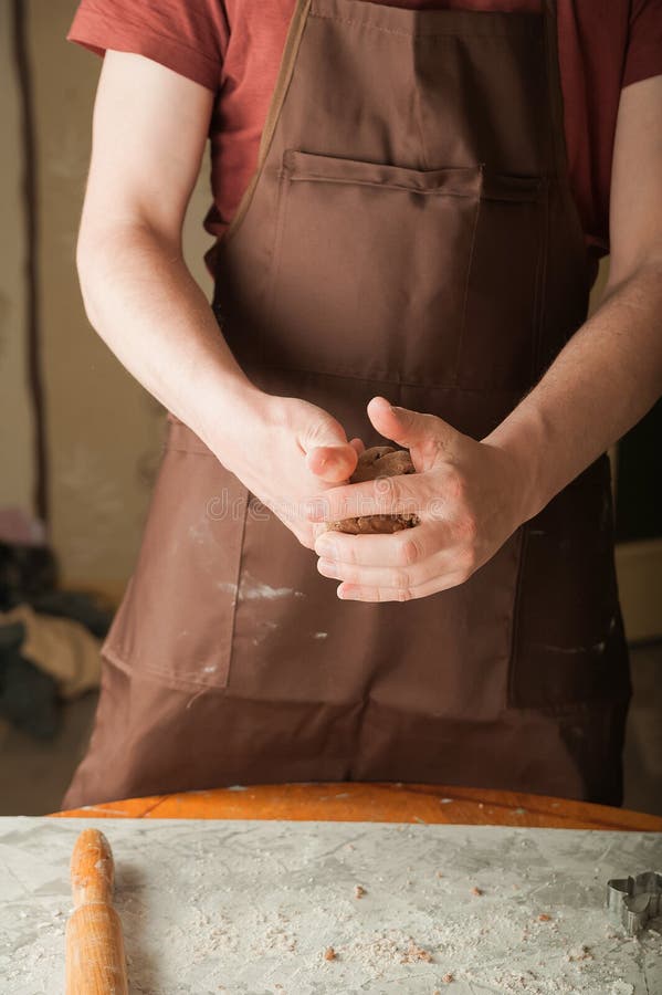 Zbliżenie rąk i ciasta mężczyzn Pieczenie pieczywo pieczywo-pieczywo-świąteczne i pieczywo-wielkanocne Mężczyzna w kuchni przygot obraz stock Zbliżenie rąk i ciasta mężczyzn Pieczenie pieczywo pieczywo-pieczywo-świąteczne i pieczywo-wielkanocne Mężczyzna w kuchni przygot obraz stock