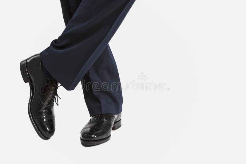 Zbliżenie samiec Oxfrod Brogue Eleganccy buty Pozuje z nogami C zdjęcia stock Zbliżenie samiec Oxfrod Brogue Eleganccy buty Pozuje z nogami C zdjęcia stock