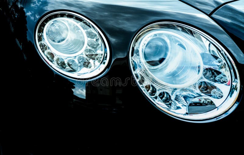Zbliżenie szczegół DOWODZONY reflektoru luksusu samochód Piękny nowożytny eleganci headlamp samochód Czarny samochód Automobilowy obrazy royalty free Zbliżenie szczegół DOWODZONY reflektoru luksusu samochód Piękny nowożytny eleganci headlamp samochód Czarny samochód Automobilowy obrazy royalty free