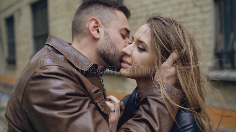 Zbliżenie szczęśliwy kochający pary całowanie, obejmowanie i podczas gdy havinhg spacer w miasto ulicie zdjęcia royalty free Zbliżenie szczęśliwy kochający pary całowanie, obejmowanie i podczas gdy havinhg spacer w miasto ulicie zdjęcia royalty free