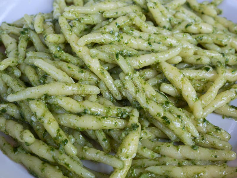 Zbliżenie trofie al pesto: handmade makaron z basilu kumberlandem zdjęcia stock Zbliżenie trofie al pesto: handmade makaron z basilu kumberlandem zdjęcia stock