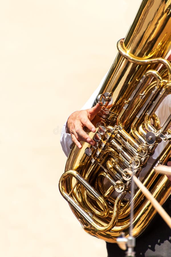Zbliżenie tuba gracz w ulicie Prezentacja mosiężny zespół Instrument mosiężnego zespołu tuba obraz stock Zbliżenie tuba gracz w ulicie Prezentacja mosiężny zespół Instrument mosiężnego zespołu tuba obraz stock