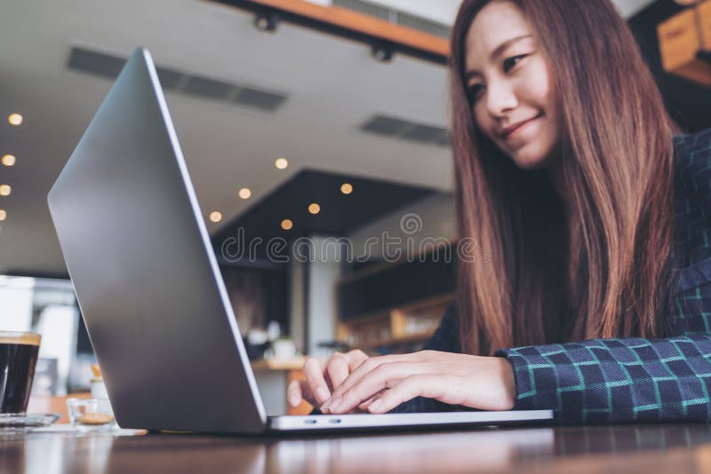 Zbliżenie wizerunek biznesowej kobiety ` s wręcza działanie i pisać na maszynie na laptop klawiaturze zdjęcia stock Zbliżenie wizerunek biznesowej kobiety ` s wręcza działanie i pisać na maszynie na laptop klawiaturze zdjęcia stock