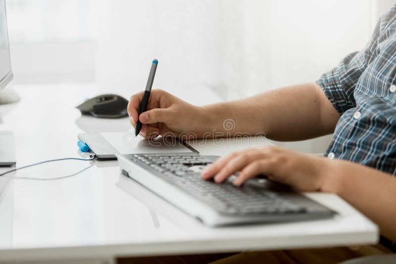 Zbliżenie wizerunek męski projektant grafik komputerowych rysunek na graficznej pastylce fotografia stock Zbliżenie wizerunek męski projektant grafik komputerowych rysunek na graficznej pastylce fotografia stock