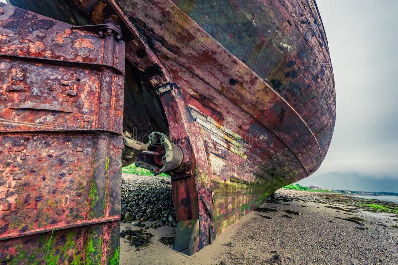 Zbliżenie zaniechany shipwreck na brzeg w forcie William, Szkocja obrazy stock Zbliżenie zaniechany shipwreck na brzeg w forcie William, Szkocja obrazy stock