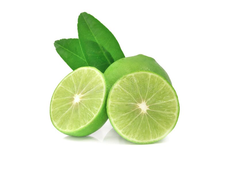 Zbliżenie świeżych całych limonek z plasterkami i liśćmi izolowanymi na białym tle fotografia stock Zbliżenie świeżych całych limonek z plasterkami i liśćmi izolowanymi na białym tle fotografia stock