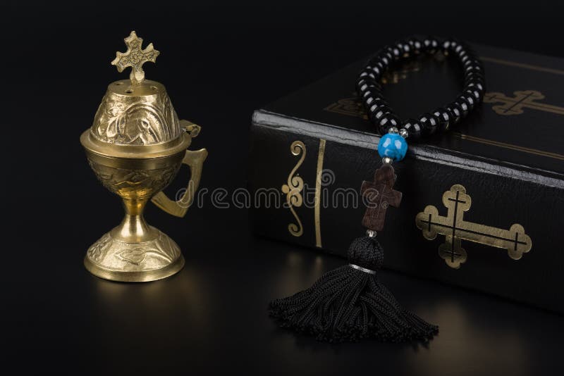 Zbliżenie Święta biblia, różanów koraliki z przecinającym i kadzidłowym palnikiem na czarnym tle Religii wiara i pojęcie fotografia royalty free Zbliżenie Święta biblia, różanów koraliki z przecinającym i kadzidłowym palnikiem na czarnym tle Religii wiara i pojęcie fotografia royalty free