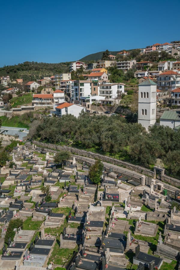 Zbocze stwarza ognisko domowe i cmentarz w Ulcinj miasteczku zdjęcie stock Zbocze stwarza ognisko domowe i cmentarz w Ulcinj miasteczku zdjęcie stock