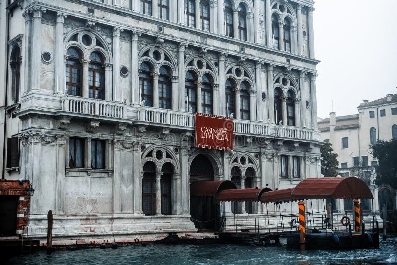 Zdjęcie punktu zwrotnego budynek kanałem, fotografia brać od vaporetto tradycyjny transport Venice dla społeczeństwa obrazy stock Zdjęcie punktu zwrotnego budynek kanałem, fotografia brać od vaporetto tradycyjny transport Venice dla społeczeństwa obrazy stock