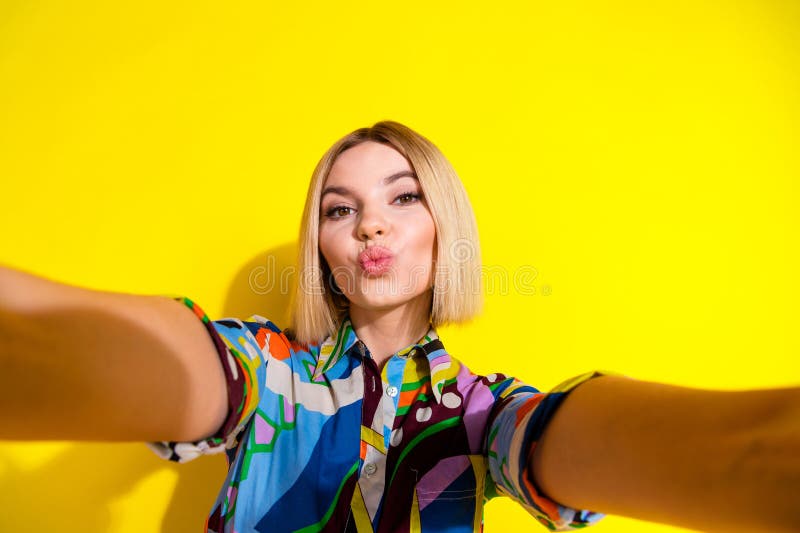 Zdjęcie portret atrakcyjnej młodej dziewczyny zrobić selfie zdjęcie całowanie warg ubrany stylowe kolorowe ubrania izolowane na zdjęcia stock