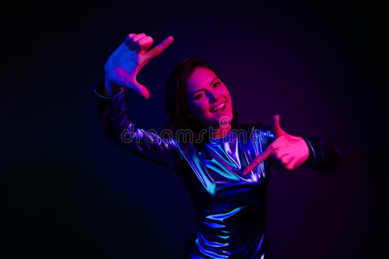 Zdjęcie portret atrakcyjnej młodej kobiety ramka twarz ubrana stylowe stroje retro party odizolowane na ciemno obraz royalty free