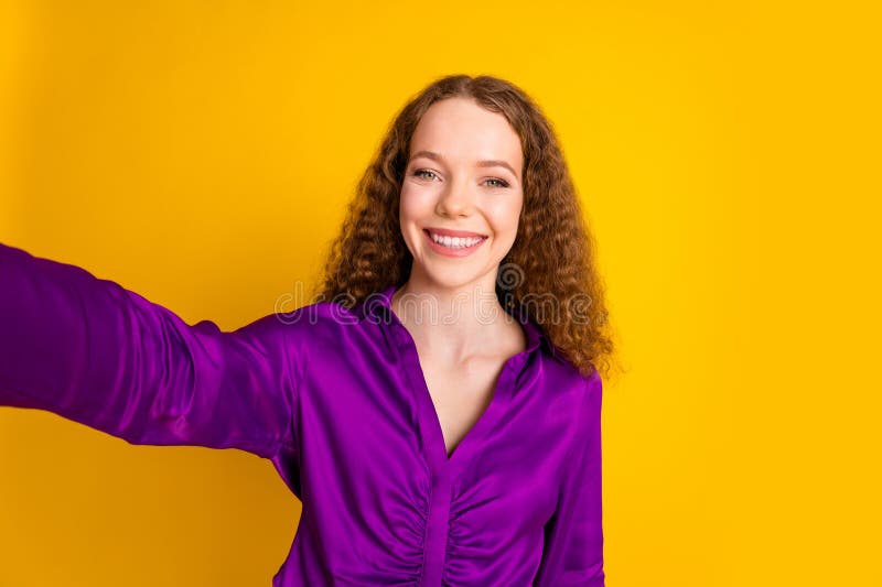 Zdjęcie portret atrakcyjnej młodej kobiety zrobić selfie zdjęcie ubrany stylowy fioletowy ubrania wyizolowany na żółty kolor obrazy royalty free