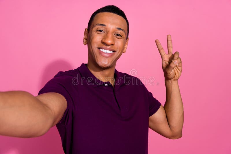 Zdjęcie portret miłego młodego mężczyzny selfie foto vsign ubrany stylowy fioletowy garnitur wyizolowany na różowym tle koloru obraz stock