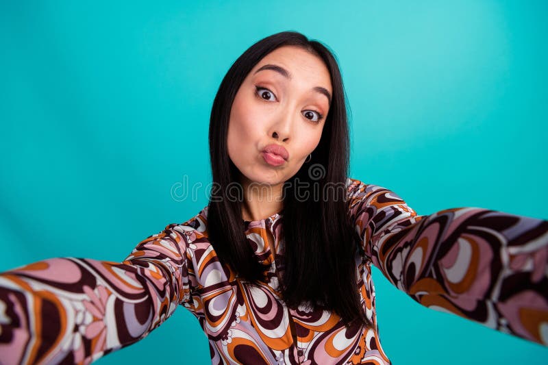 Zdjęcie portret pięknej młodej dziewczyny podekscytowane zrobić selfie foto air pocałunek nosić stylowe, kolorowe ubrania izolowan zdjęcia royalty free