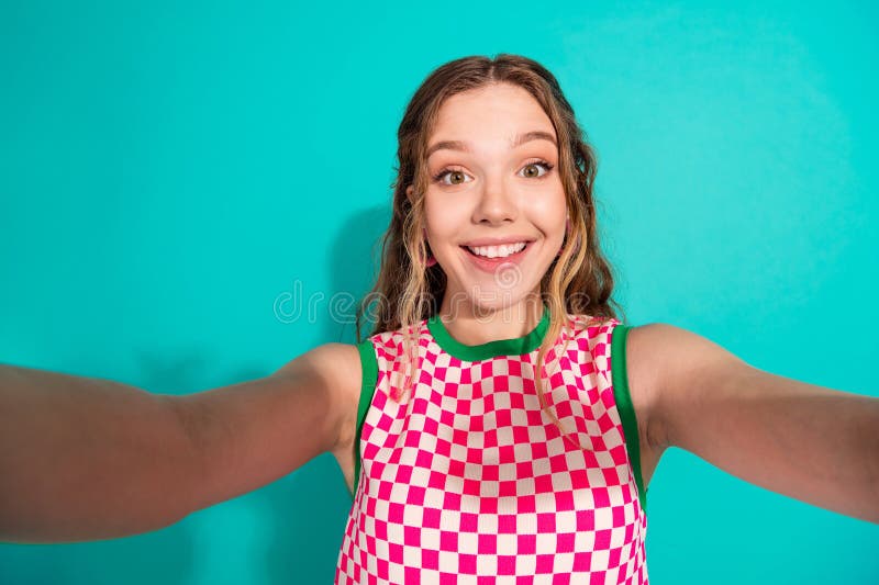 Zdjęcie portret pięknej nastolatki zrobić selfie zdjęcie ubrania modny plaid różowy strój odizolowany na tle koloru cyjanowego obrazy stock