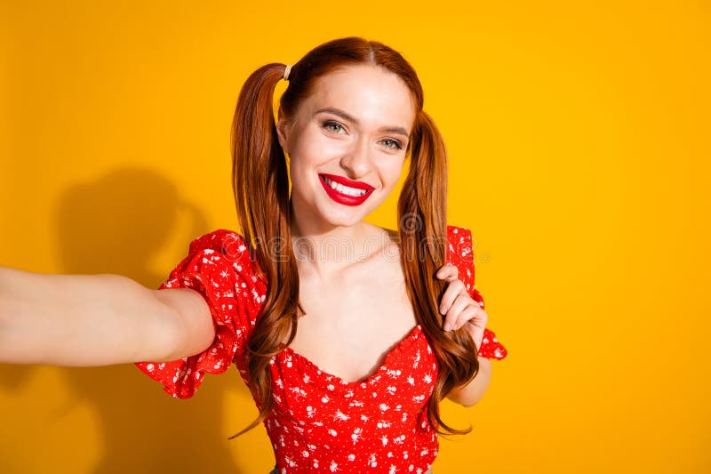 Zdjęcie portret uroczej młodej damy selfie zdjęcie dotyk włosy ubrany stylowy czerwony garnitur na żółtym kolorze zdjęcie stock