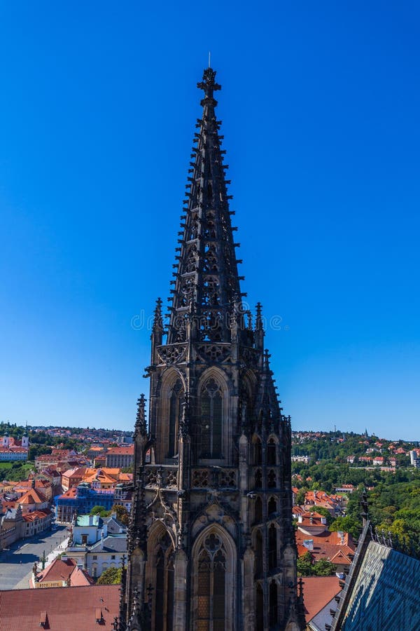 Zdjęcie z lotu ptaka przedstawiające iglice gotyckiej katedry wznoszące się nad miejskim krajobrazem z budynkami o czerwonych dach fotografia royalty free