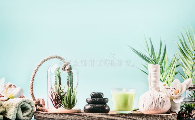 ZDROJU położenie z wellness wyposażeniem, masaży narzędziami, ręcznikami i sukulent roślinami przy błękitnym tłem z palmowymi liś fotografia royalty free ZDROJU położenie z wellness wyposażeniem, masaży narzędziami, ręcznikami i sukulent roślinami przy błękitnym tłem z palmowymi liś fotografia royalty free