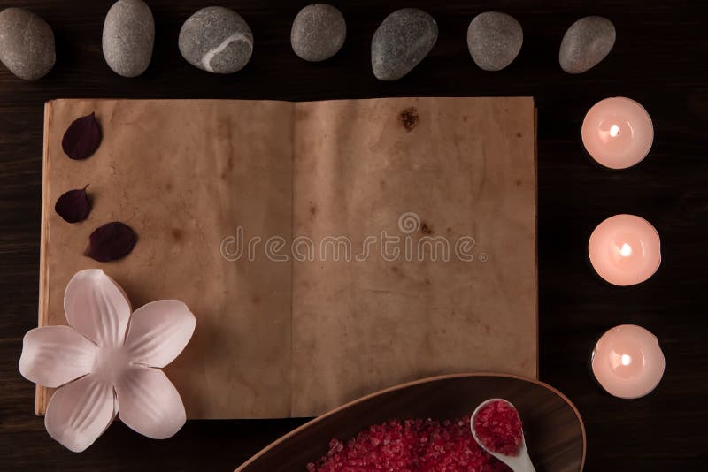 Zdroju skład z aromat świeczkami i pustego rocznika otwartą książką na drewnianym tle Traktowanie, aromatherapy obrazy royalty free Zdroju skład z aromat świeczkami i pustego rocznika otwartą książką na drewnianym tle Traktowanie, aromatherapy obrazy royalty free