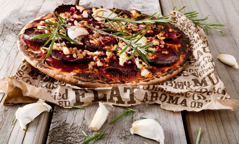 Zdrowa beetroot pizza zdjęcie royalty free Zdrowa beetroot pizza zdjęcie royalty free