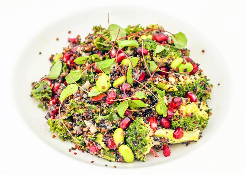 Zdrowa odżywcza quinoa sałatka z świeżymi liśćmi i edamame
