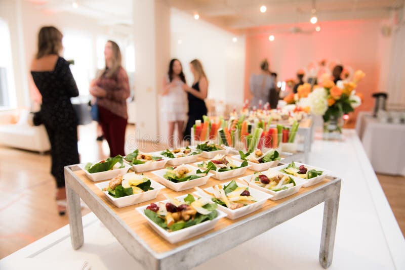 Zdrowa organicznie bezpłatna wyśmienicie zieleń przekąsza sałatki na cateringu stole podczas korporacyjnego wydarzenia partyÑŽ