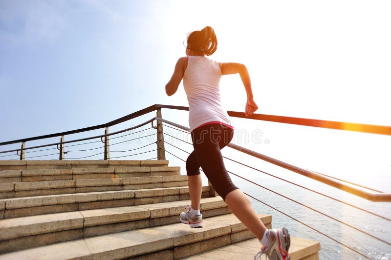 Zdrowa styl życia kobieta iść na piechotę bieg na kamiennych schodkach