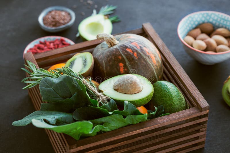 Zdrowa średniorolna żywność organiczna: owoc, warzywa, ziarna, superfood zdjęcia stock Zdrowa średniorolna żywność organiczna: owoc, warzywa, ziarna, superfood zdjęcia stock
