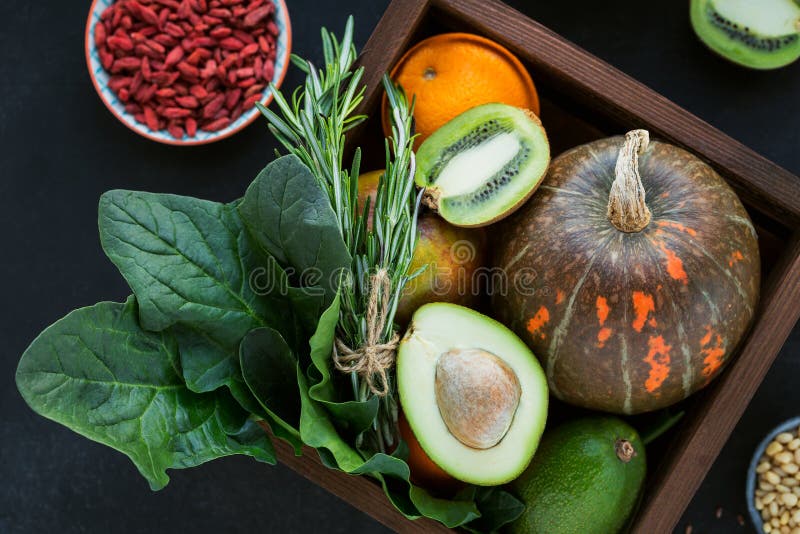 Zdrowa średniorolna żywność organiczna: owoc, warzywa, ziarna, superfood obraz stock Zdrowa średniorolna żywność organiczna: owoc, warzywa, ziarna, superfood obraz stock
