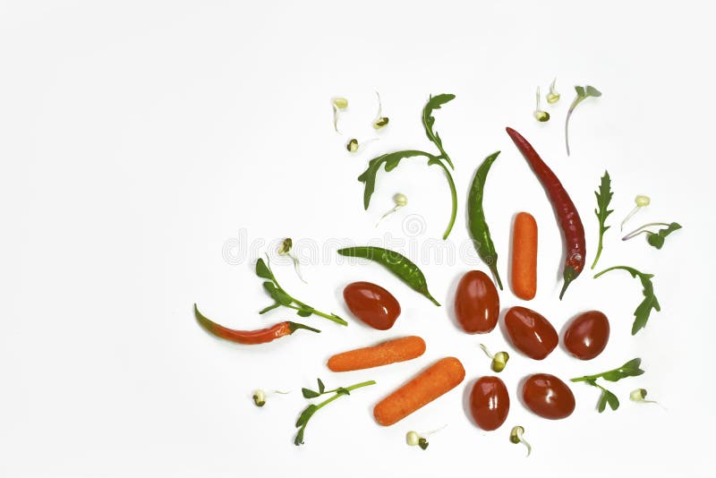 Zdrowej diety świeżych warzyw mieszkania nieatutowy odosobniony na bielu Pomidor, pieprz, ogórek, ruccola, burak pastewny kosmos zdjęcia stock Zdrowej diety świeżych warzyw mieszkania nieatutowy odosobniony na bielu Pomidor, pieprz, ogórek, ruccola, burak pastewny kosmos zdjęcia stock