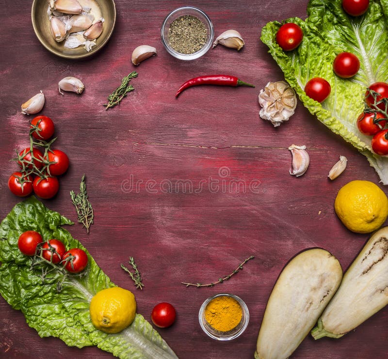 Zdrowi foods, kucharstwo i jarosza pojęcie, pomidory na gałąź, cytryna, oliwa z oliwek, gorący pieprz, ziele, sałata, oberżyna pl zdjęcia stock Zdrowi foods, kucharstwo i jarosza pojęcie, pomidory na gałąź, cytryna, oliwa z oliwek, gorący pieprz, ziele, sałata, oberżyna pl zdjęcia stock