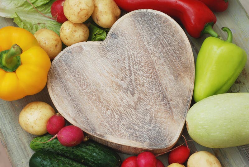 Zdrowi organicznie foods warzywa w drewnianym kierowym kształcie boksują na nieociosanym tle Odgórny widok MIŁOŚĆ dla Jarskiego j fotografia royalty free Zdrowi organicznie foods warzywa w drewnianym kierowym kształcie boksują na nieociosanym tle Odgórny widok MIŁOŚĆ dla Jarskiego j fotografia royalty free