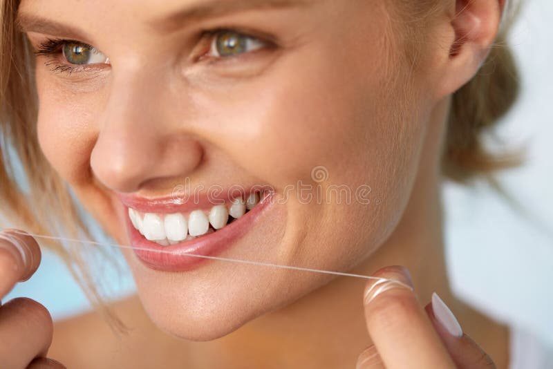 Zdrowia osób wykonujących Kobieta Z Pięknym uśmiechem Flossing Zdrowych zęby obrazy royalty free