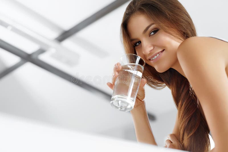 Zdrowie, piękno, diety pojęcie target237_0_ szczęśliwa wodna kobieta napoje