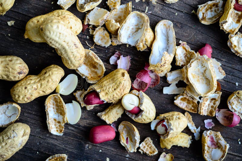 Zdrowy i dieta jedzenie Unpeeled arachidy na drewnianym nieociosanym backgro zdjęcie stock Zdrowy i dieta jedzenie Unpeeled arachidy na drewnianym nieociosanym backgro zdjęcie stock