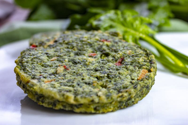 Zdrowy jarosza lub weganinu jedzenie, uncooked zieleni szpinak?w hamburgery, sk?adnik dla hamburger?w obrazy stock Zdrowy jarosza lub weganinu jedzenie, uncooked zieleni szpinak?w hamburgery, sk?adnik dla hamburger?w obrazy stock
