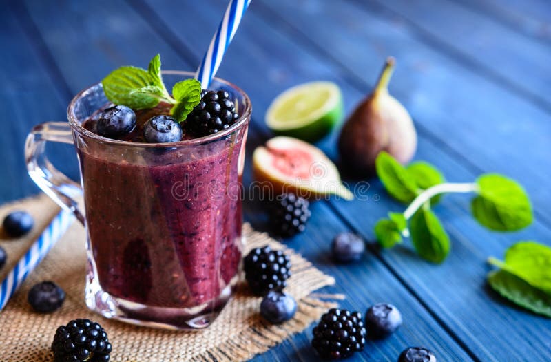 Zdrowy jeżynowy smoothie z figami, czarną jagodą i wapnem, obraz royalty free Zdrowy jeżynowy smoothie z figami, czarną jagodą i wapnem, obraz royalty free