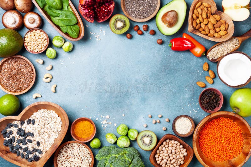 Zdrowy karmowy tło od owoc, warzyw, zboża, dokrętek i superfood, Żywienioniowi i zrównoważeni jarscy łasowanie produkty