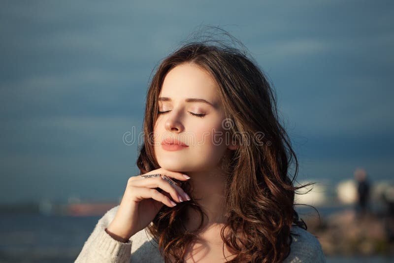 Zdrowy kobiety Relaksować Plenerowy piękne modelu young fotografia stock Zdrowy kobiety Relaksować Plenerowy piękne modelu young fotografia stock
