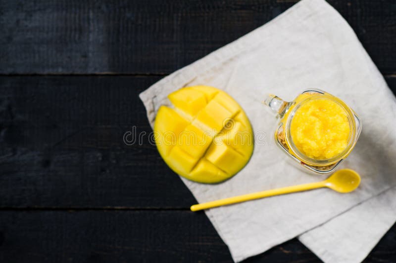 Zdrowy ?niadaniowy muesli i jogurt z mangowym smoothie w szklanych kamieniarz?w s?ojach fotografia stock Zdrowy ?niadaniowy muesli i jogurt z mangowym smoothie w szklanych kamieniarz?w s?ojach fotografia stock
