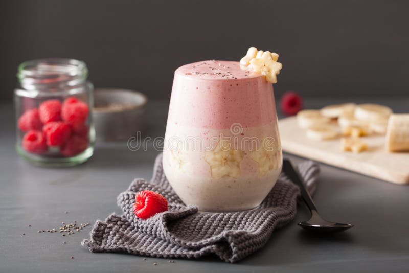 Zdrowy płatowaty malinowy bananowy smoothie w szkle obraz royalty free Zdrowy płatowaty malinowy bananowy smoothie w szkle obraz royalty free